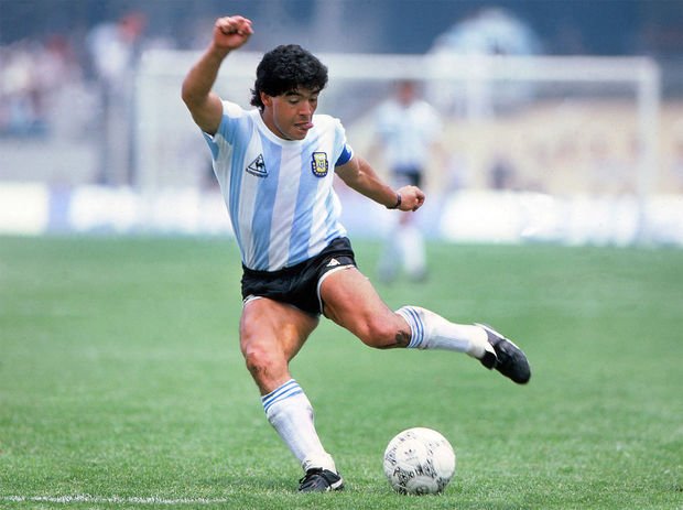 Dünya futbolunun əfsanəsi Dieqo Maradona 60 yaşını qeyd edir