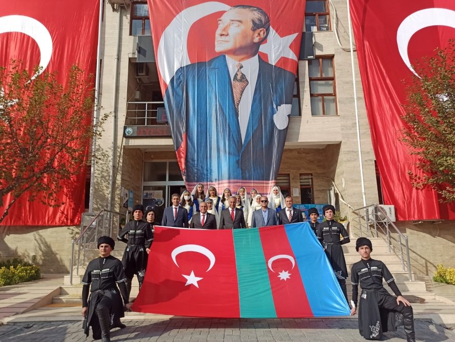 Üçrəngli Azərbaycan bayrağı qardaş Türkiyənin ən gözəl məkanlarında - FOTOREPORTAJ