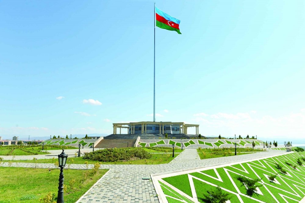 Azərbaycanın üçrəngli bayrağı 70 ildən sonra ilk dəfə 17 noyabr 1990-cı ildə Naxçıvanda dalğalandırılıb
