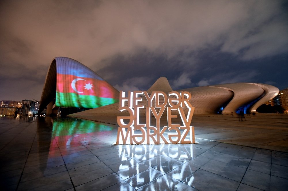 Heydər Əliyev Mərkəzi, “Alov qüllələri” və Bakı Olimpiya Stadionu şəhidlərin əziz xatirəsinə Azərbaycan bayrağı ilə işıqlandırılıb