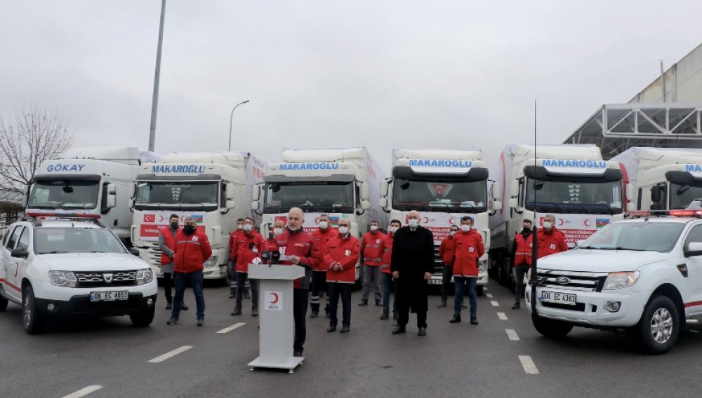 Türkiyənin Qızıl Aypara Cəmiyyətinin humanitar yardımla yüklənmiş maşınları Azərbaycana yola salınıb