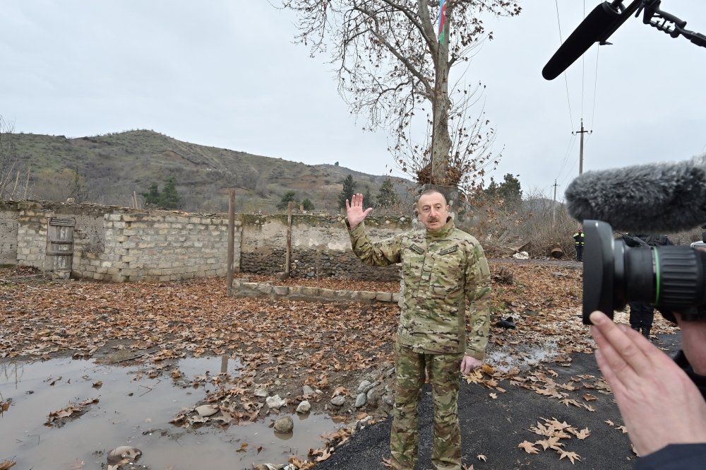 Azərbaycan Prezidenti dağıdılmış Zəngilan məscidinin önündə beynəlxalq təşkilatlara çağırış edib