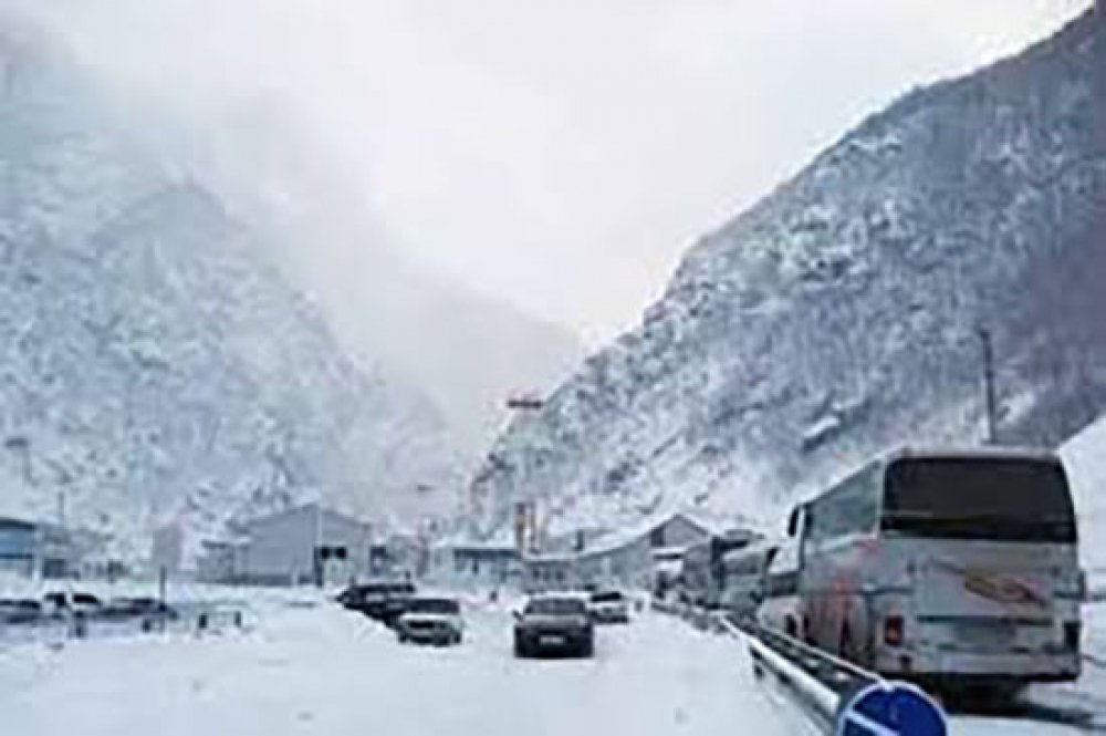 Gürcüstandan Rusiyaya gedən avtomobil magistralında 10 kilometr uzunluğunda tıxac yaranıb