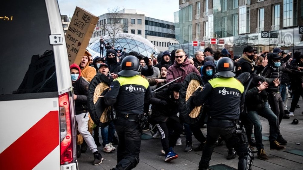 Niderlandda nümayişçilərlə polis arasında qarşıdurma