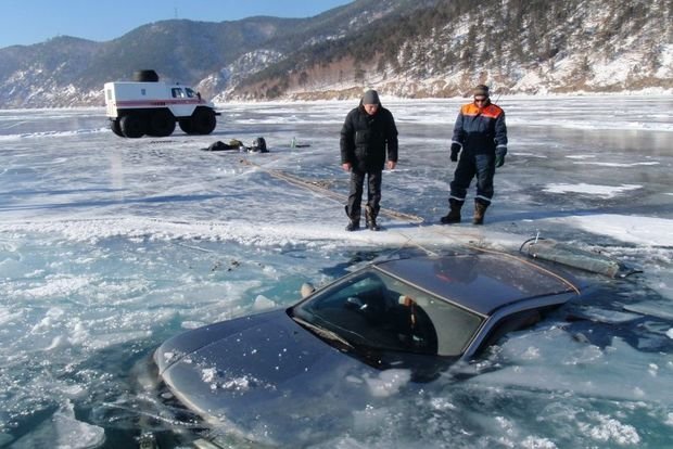 Sərnişinlərin olduğu minik avtomobili buz qırılması nəticəsində Baykal gölünə düşdü