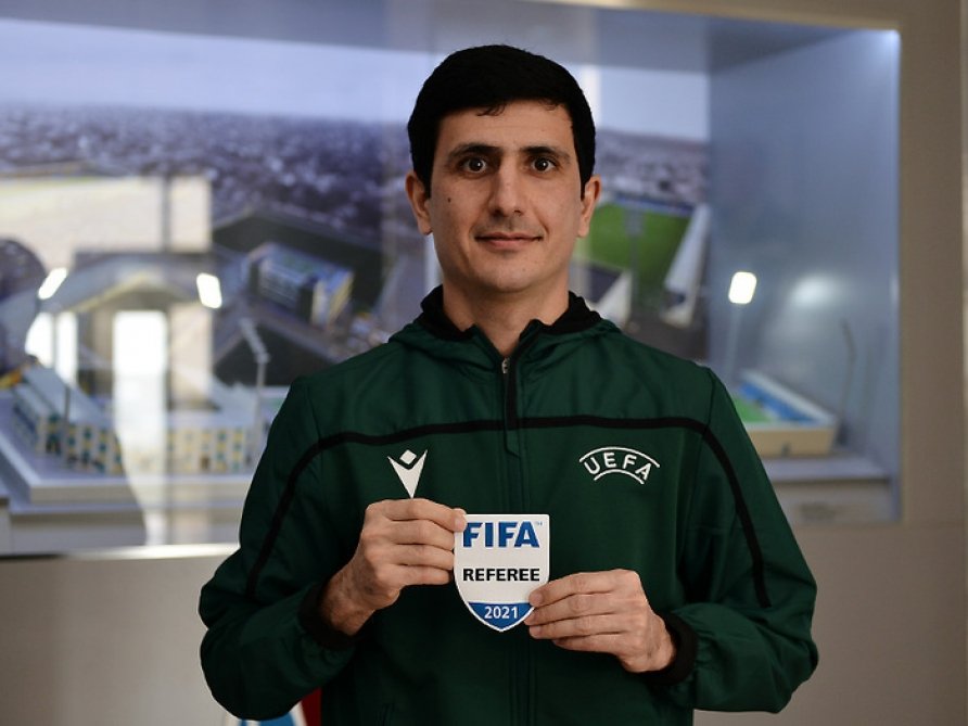 AFFA-da FIFA dərəcəli hakimlərə emblemlər təqdim edilib - FOTO