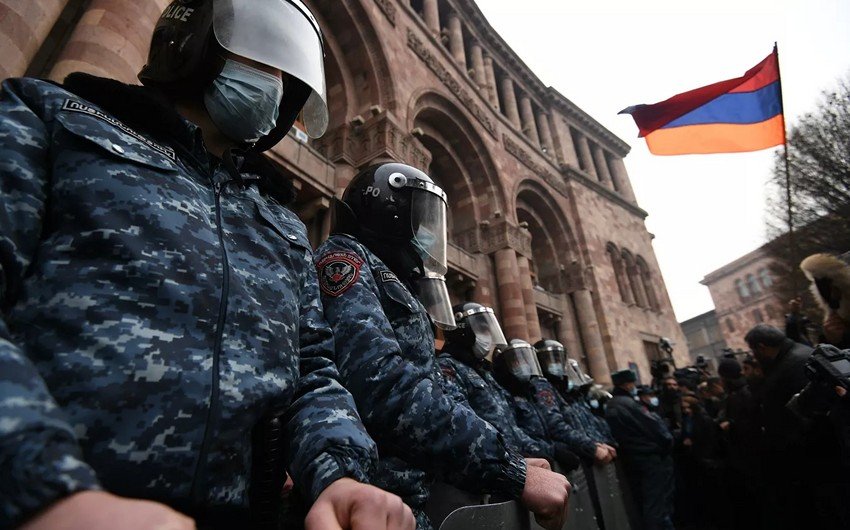 Paşinyanın əleyhdarları Yerevanda hökumət binasına soxulublar