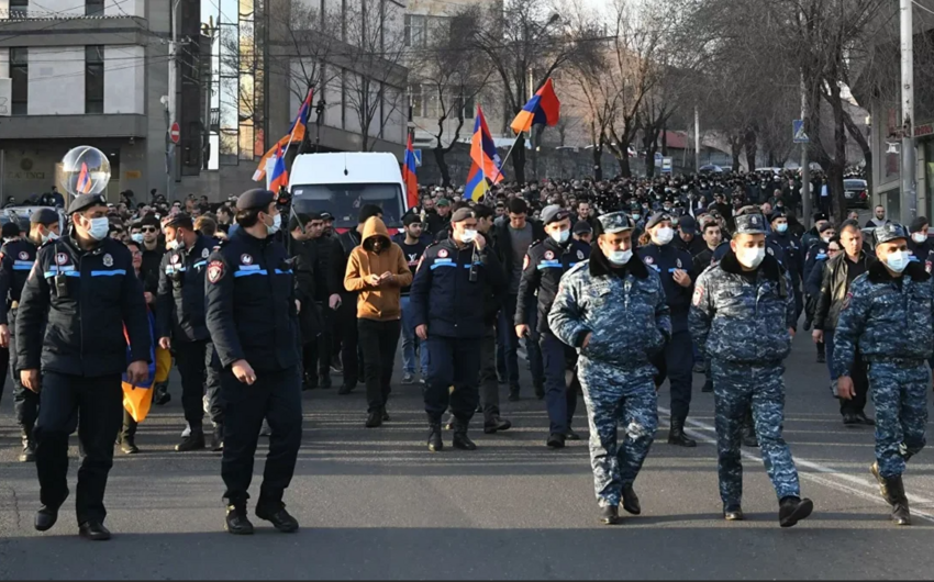 Ermənistan müxalifəti parlament binasının giriş-çıxışını bağlayıb