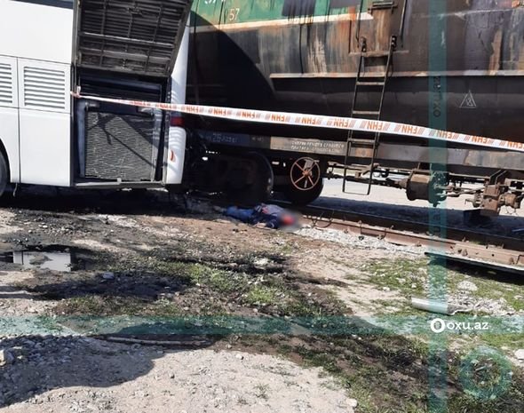 Sumqayıtda qatar avtobusla toqquşdu: Bələdçinin başı bədənindən ayrıldı