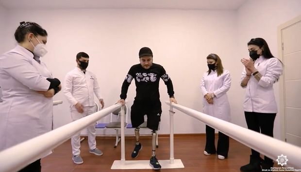 Hər iki ayağını itirmiş qazimiz yüksək texnologiyalı protezlərlə təmin edildi - VİDEO