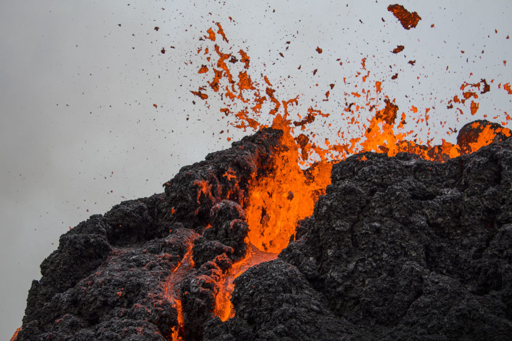 İslandiyada vulkan qeyri-adi mənzərələr yaratdı - FOTO