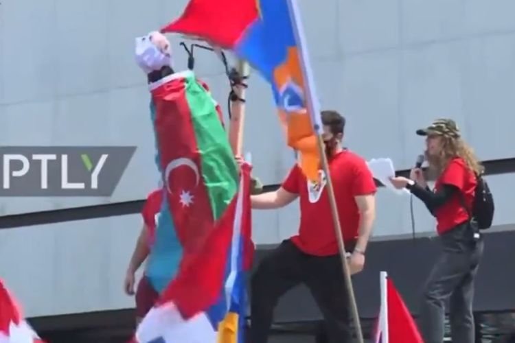 Ermənilər Los Ancelesdə Azərbaycan bayrağına bükülmüş manekeni etnik zorakılığa çağırışlarla “edam” ediblər