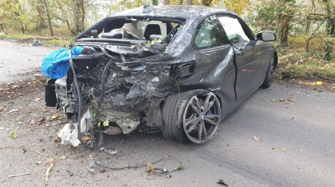 Sürücü BMW-ni aşırdı, özü öldü sərnişin yaralandı