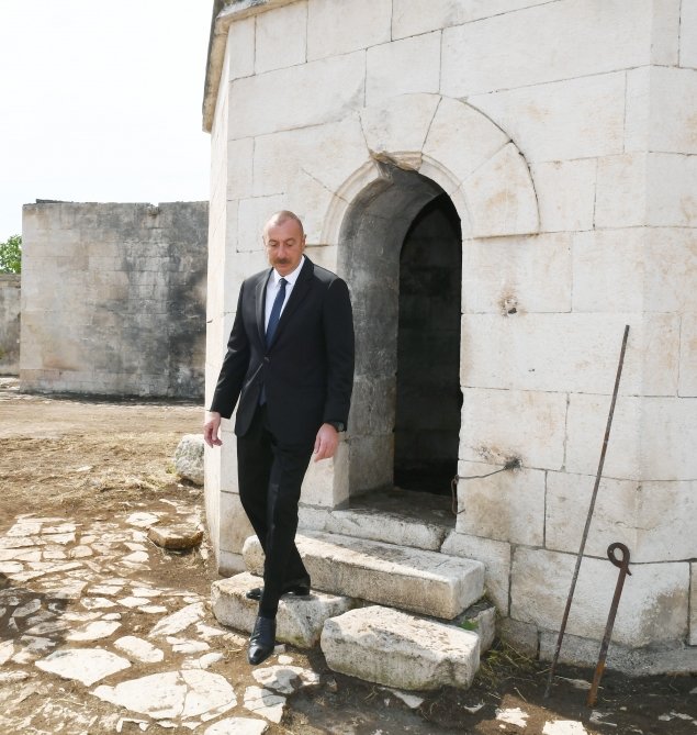 Prezident İlham Əliyev Ağdamda Pənahəli xanın sarayının yerləşdiyi imarət kompleksində olub