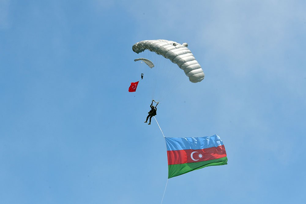 Türkiyə səmasında Azərbaycan bayrağı dalğalandırılıb