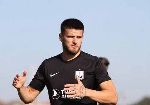 "Neftçi" albaniyalı futbolçu ilə vidalaşdı