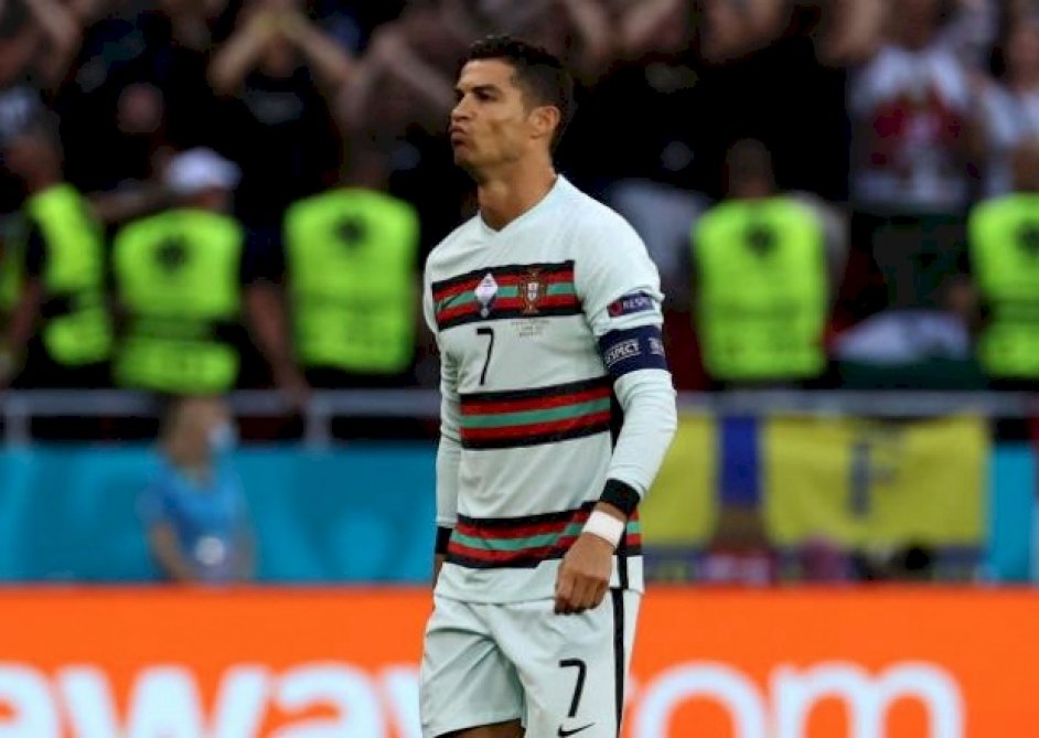 Kriştiano Ronaldo beş Avropa çempionatında oynayan ilk futbolçudur