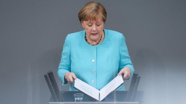 Merkel payızda vəzifəsindən ayrılacağını elan etdi