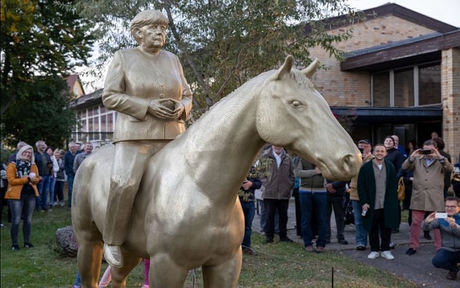 Alman heykəltəraş Vilhelm Koç Merkelin at üzərində heykəlini hazırlayıb
