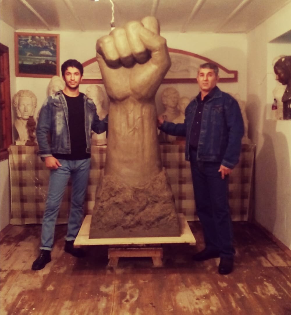 Heykəltaraş İlqar Balayev oğulu Aqşinlə birlikdə "Dəmir yumruq"  heykəlini hazırladılar