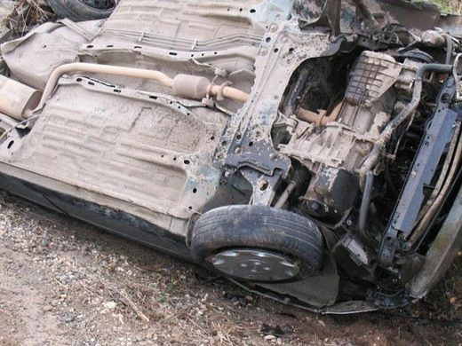 Kürdəmirdə avtomobil aşıb, 2 nəfər ölüb