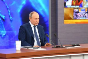 Putin “Navalnının zəhərlənməsi iddiası ilə bağlı səhifəni çevirməyə” çağırıb