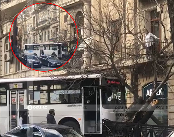 Bakının mərkəzində qəza: Avtobus ağaca çırpıldı