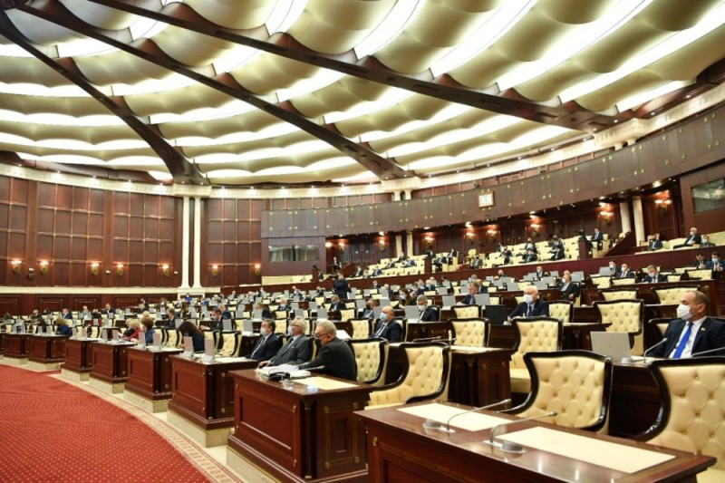 Parlament iclasları: “Aradan çıxan” deputatlar