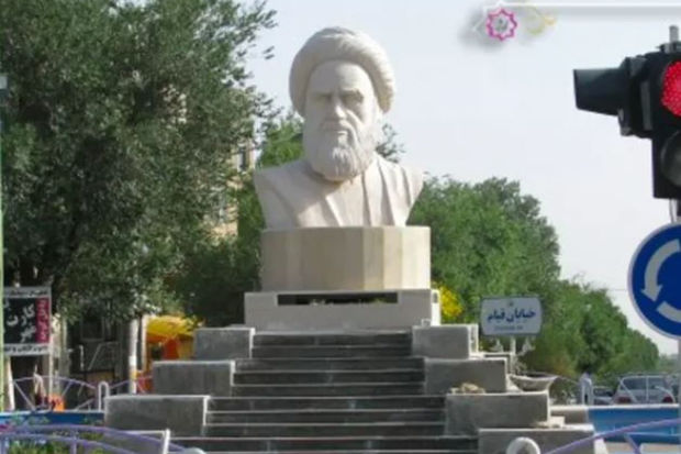 İranda Xomeyninin heykəli dağıdılıb