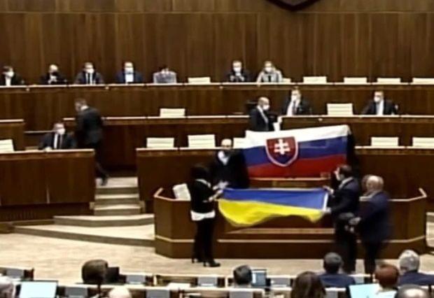 Ukrayna bayrağı Slovakiya parlamentində davaya səbəb oldu