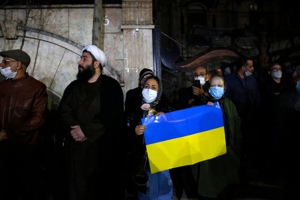 Tehran sakinləri Ukrayna səfirliyinin qarşısına toplaşıb