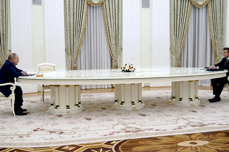 Putinin məşhur masası yenidən gündəmdə - Qiyməti açıqlandı