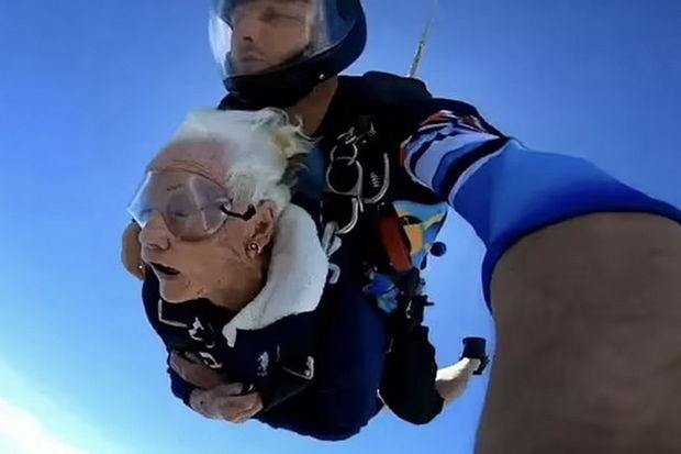 100 yaşını ilk dəfə paraşütlə tullanmaqla qeyd etdi