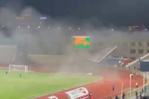 Qazaxıstanda matç zamanı stadionun dam örtüyü uçdu