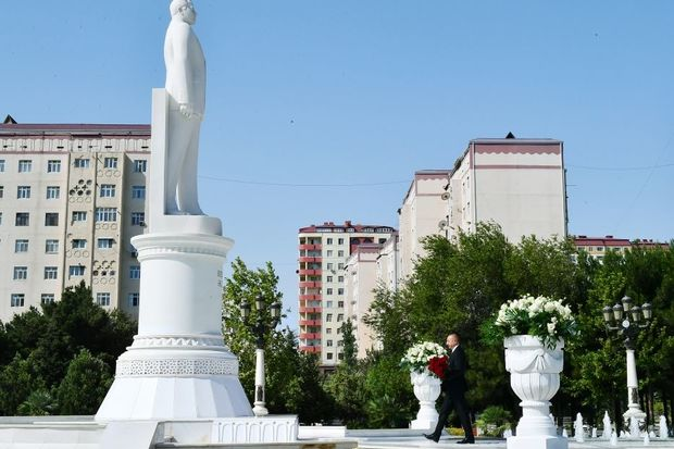 Prezident Sumqayıtda ulu öndər Heydər Əliyevin abidəsini ziyarət edib
