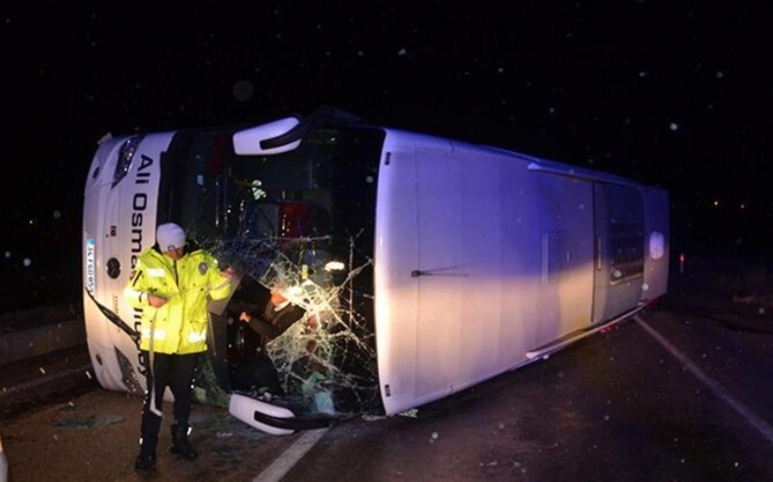 Türkiyədə avtobusun aşması nəticəsində 30 nəfər yaralanıb