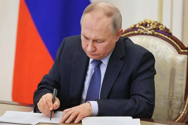 Putin qanunu imzaladı: Dövlətə xəyanət edənlər ömürlük həbs ediləcək
