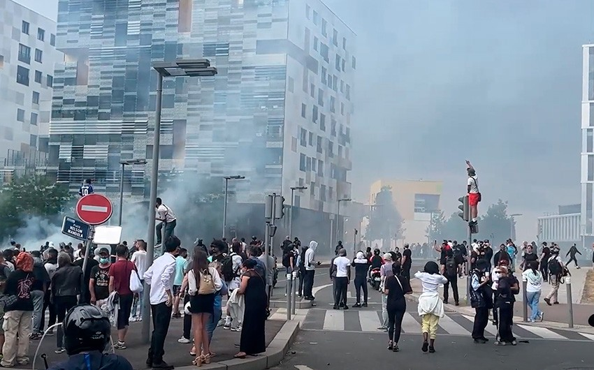 Fransada etirazçılar binalarının şüşələrini sındırıb, avtomobilləri yandırıblar