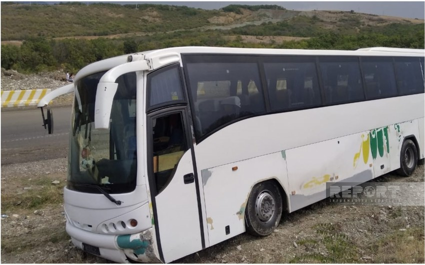 Şamaxıda turistləri daşıyan avtobus qəzaya düşüb, qadın və azyaşlı xəsarət alıb