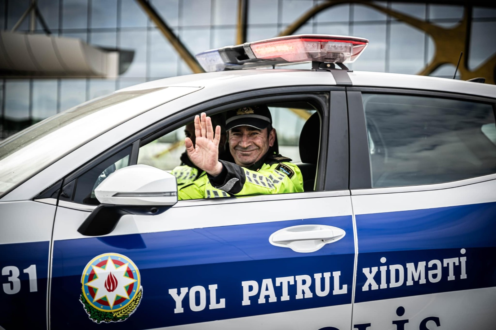 Macar Naziri Azərbaycanda Yol Polisinin Fotosunu Paylaşdı