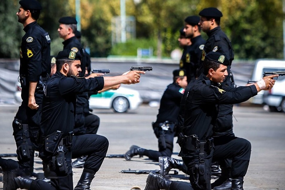 İranda polis məntəqələrinə hücum