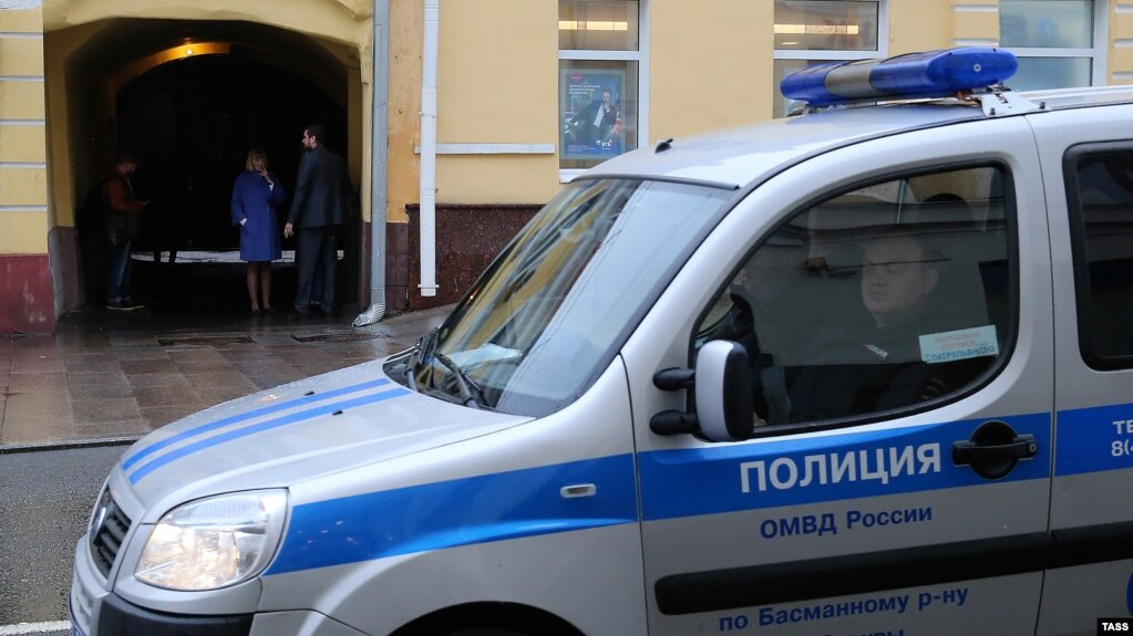 Moskva vilayətində polis əməkdaşlarına hücum edilib, biri ölüb