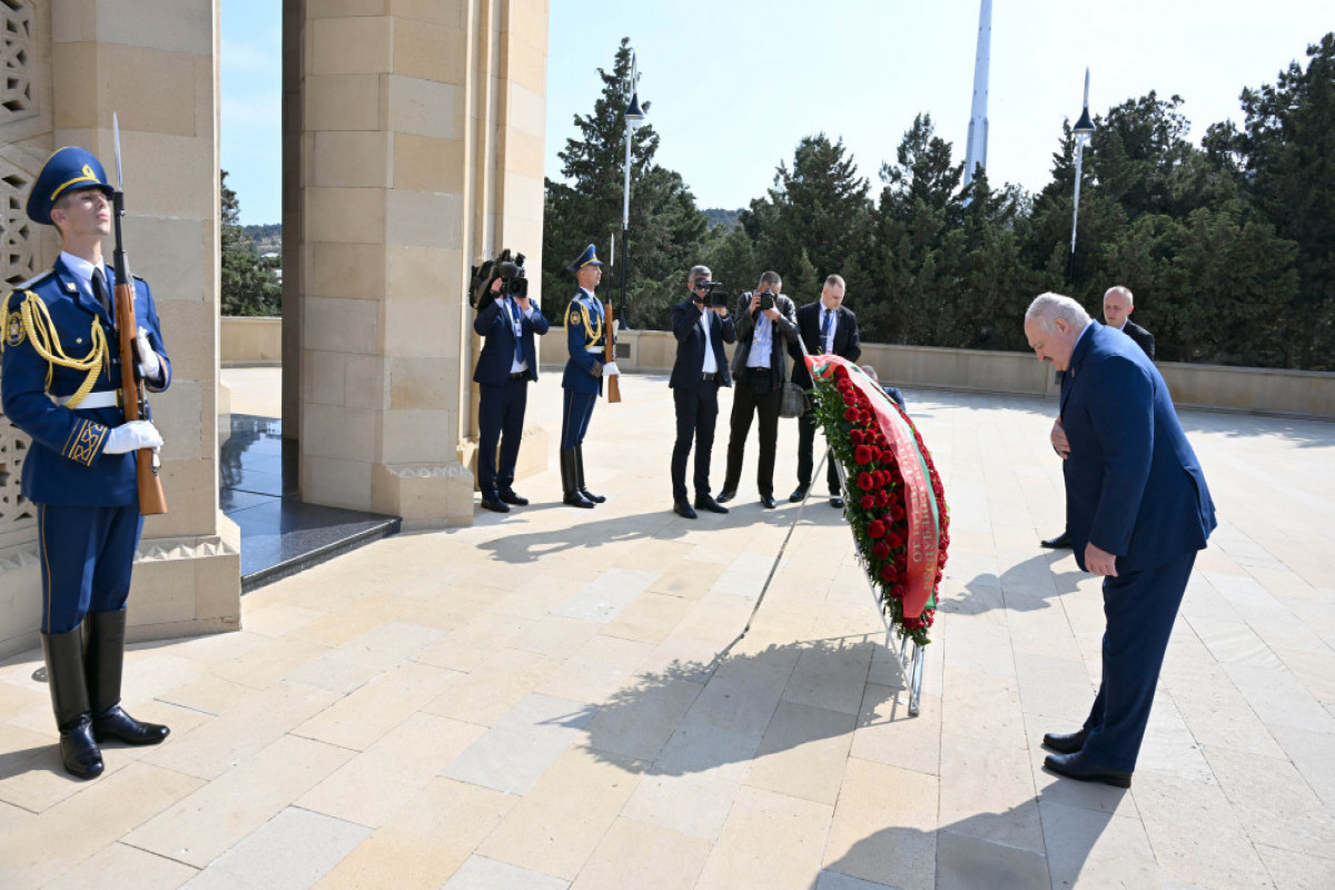 Lukaşenko Bakıda şəhidlərin xatirəsini anıb