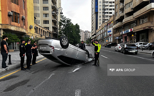 Telefona baxarkən “Prius”u aşırdı, xəsarət alan var