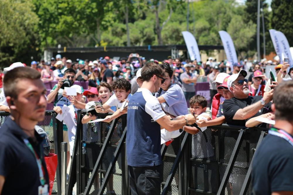 Formula 1 yarışları zamanı azarkeş zonasına gətirilməsi qadağan olunan əşyaların siyahısı açıqlanıb