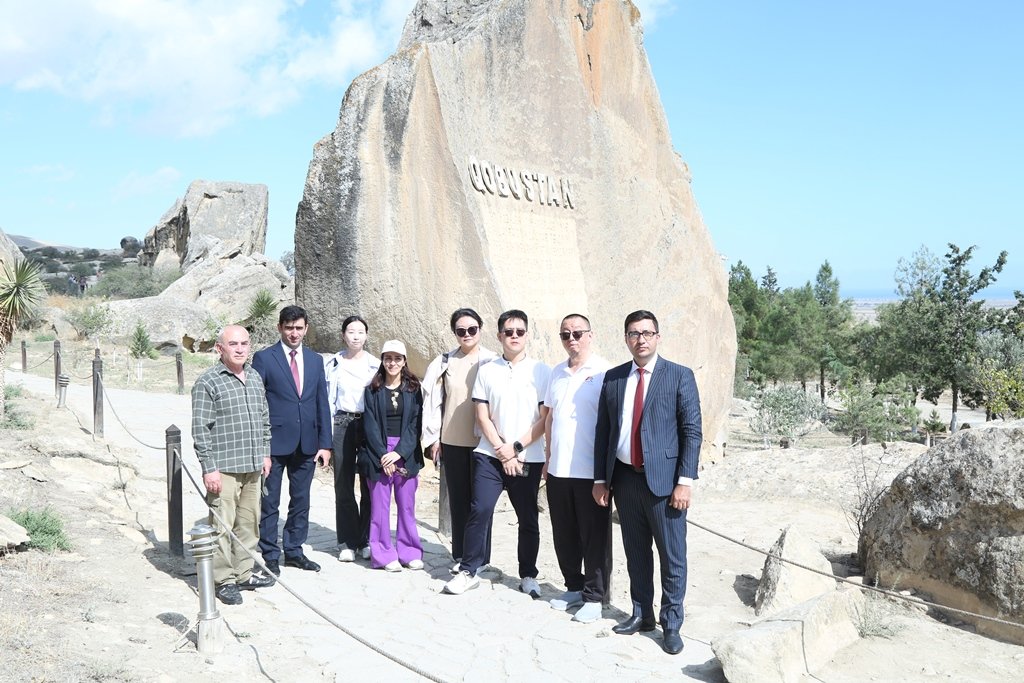 Çinli alimlər Hərbi Qənimətlər Parkını və Qobustan Milli Tarix-Bədii Qoruğunu ziyarət ediblər