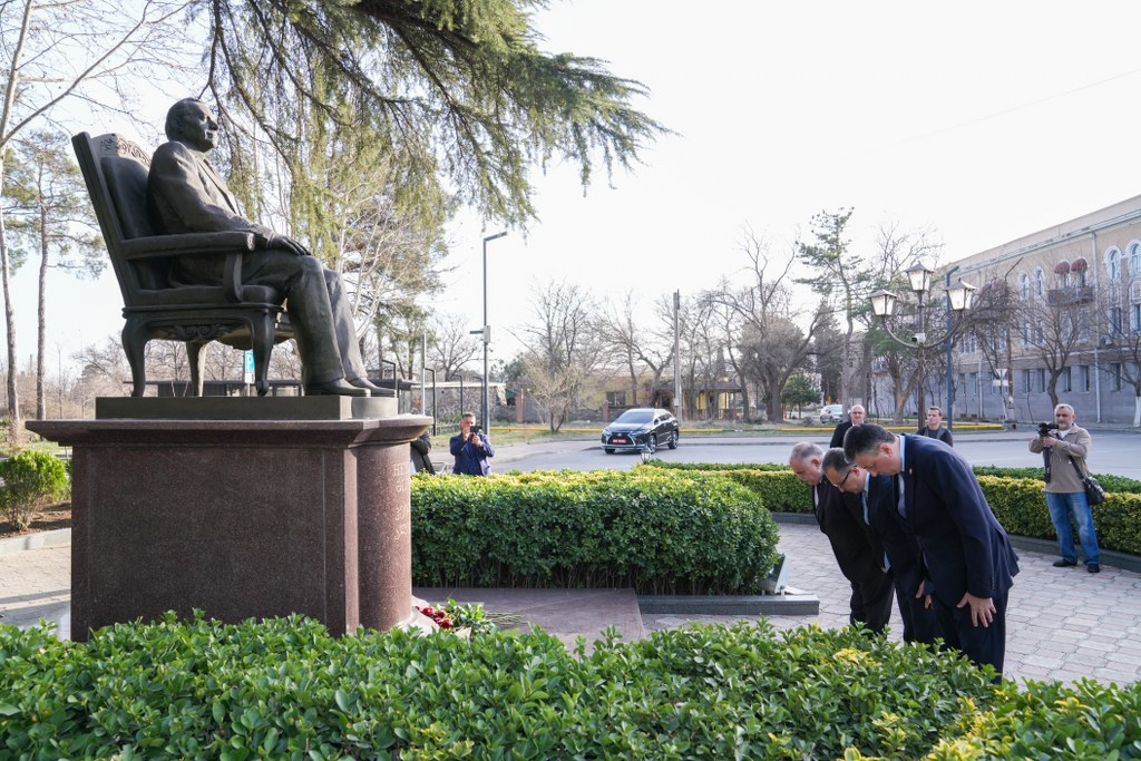 Rustavi şəhərində Ulu  Öndər Heydər Əliyevin abidəsi ziyarət olunub