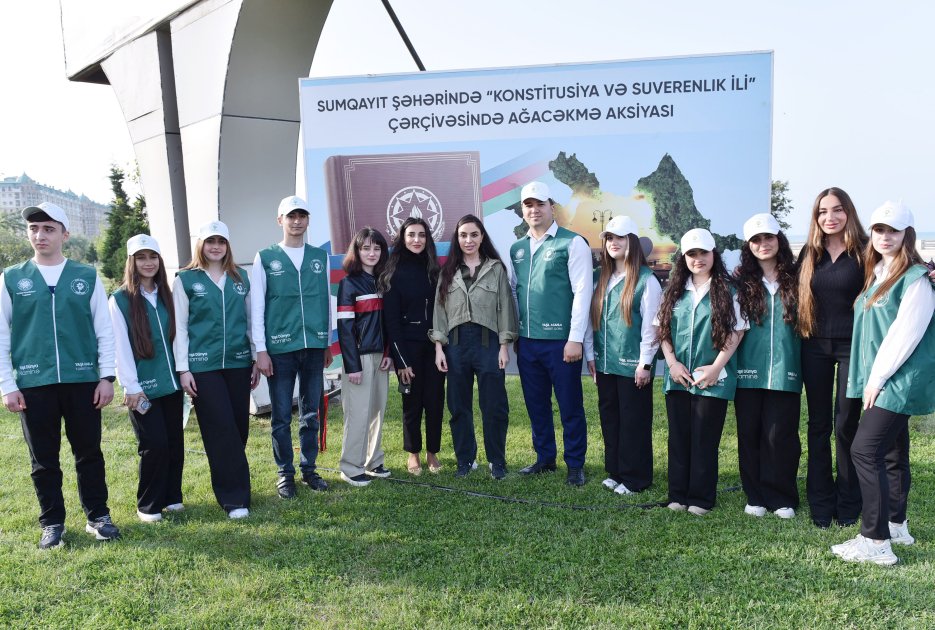 Leyla və Arzu Əliyevalar ağacəkmə aksiyasında