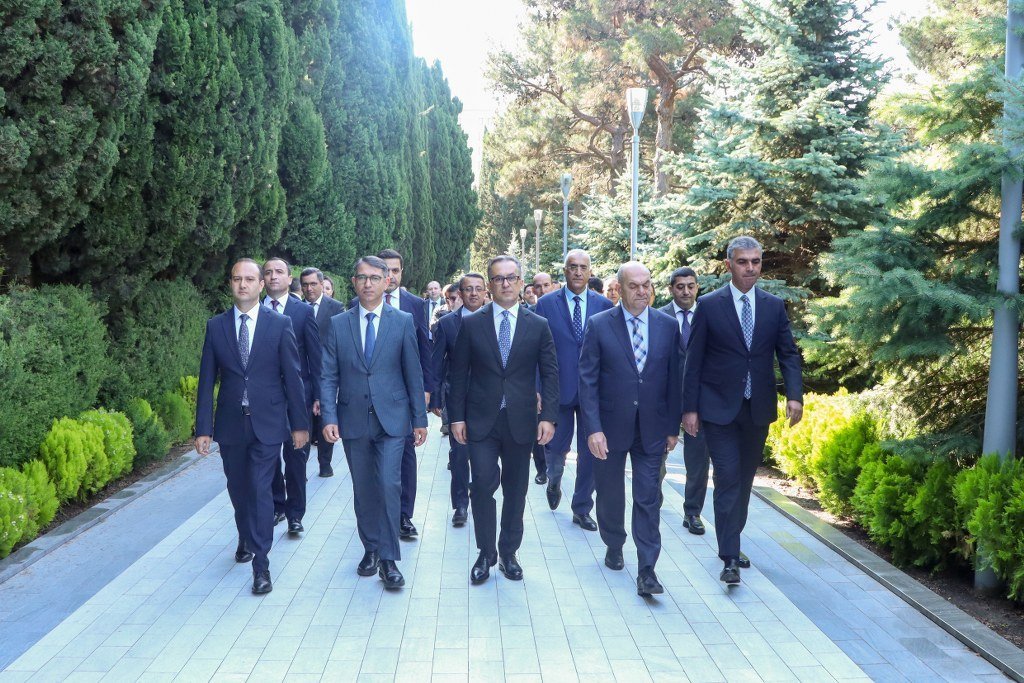Dini Qurumlarla İş üzrə Dövlət Komitəsinin və tabeliyindəki qurumların kollektivi Fəxri xiyabanı ziyarət edib